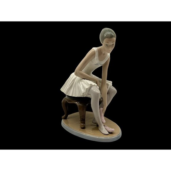 Lladro NAO Figurine Elegant Ballet Ballerina Seated Putting On Slippers No. 387 - Picture 2 of 16